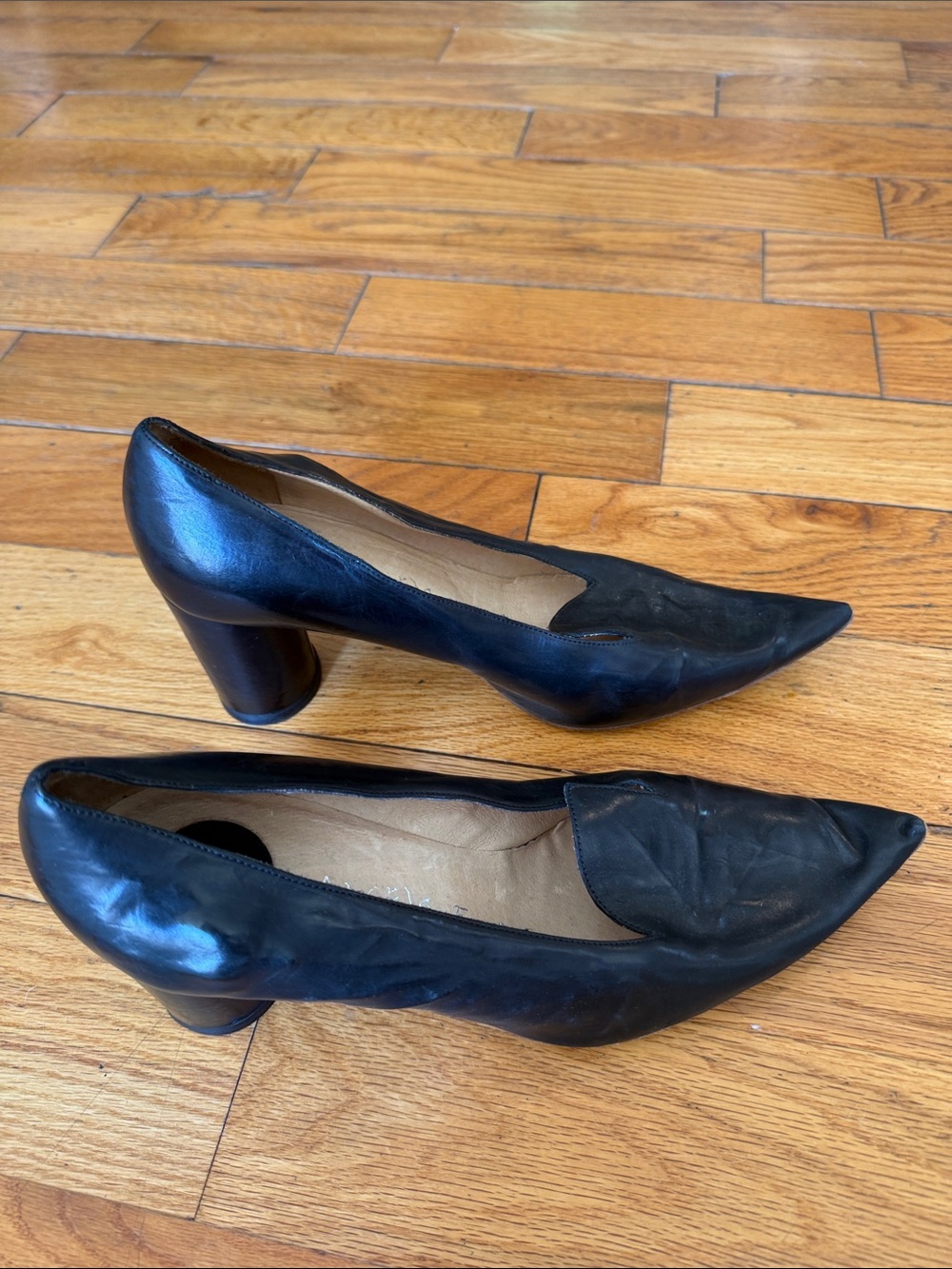 Designer Angelo Ficus Women's Black Leather Mid Heel Pumps has vine detailing